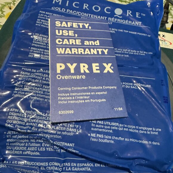 PYREX Portables Hot  Cold Food Carrier Set / Sculptured 2-Qt Glass Casserole Dis - Picture 9 of 9